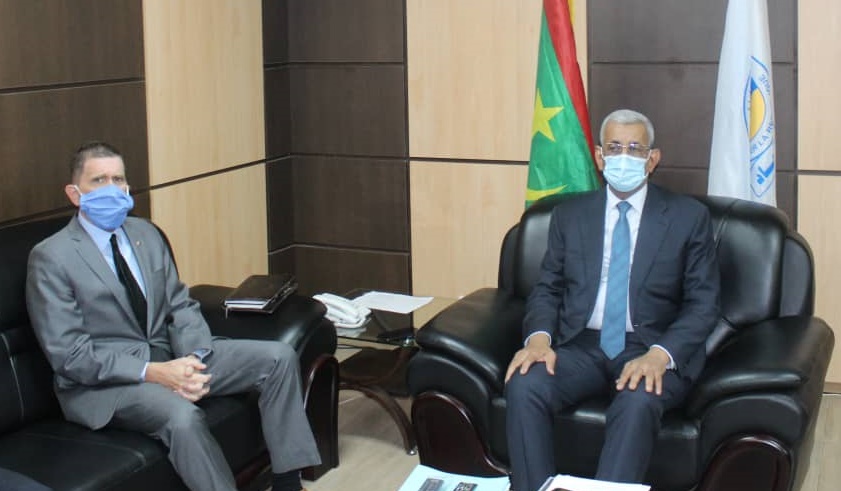 L'ambassadeur US à gauche, le président de l'UPR à droite 