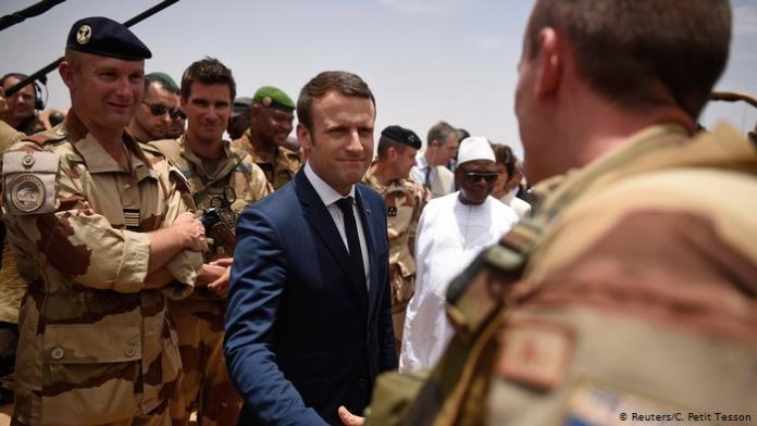 Le président français Emmanuel Macron au cours d'une visite au Sahel