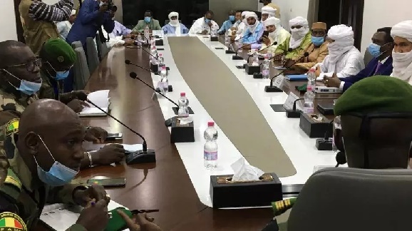 La junte malienne se concerte avec les groupes armés