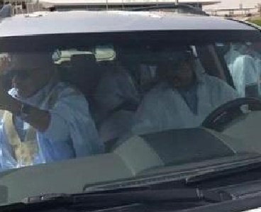 Ould Baya à bord du véhicule personnel du Président de l'UPR Me Ould Maham