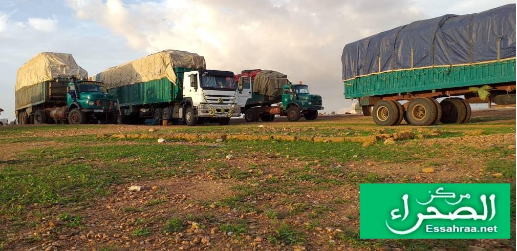 Des camions en attente de l'ouverture de la route