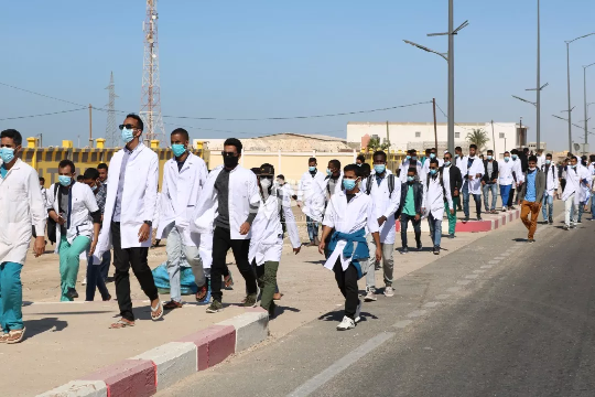 10 photos de l’élan de protestation des étudiants de médecine ce lundi