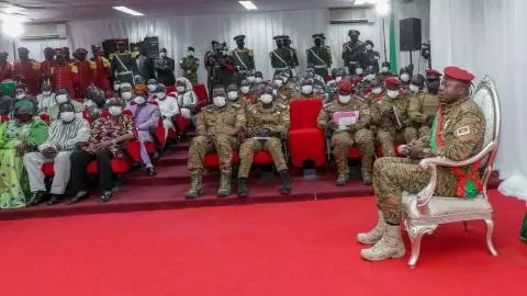 Le Burkina Faso approuve une transition de 3 ans menée par la junte