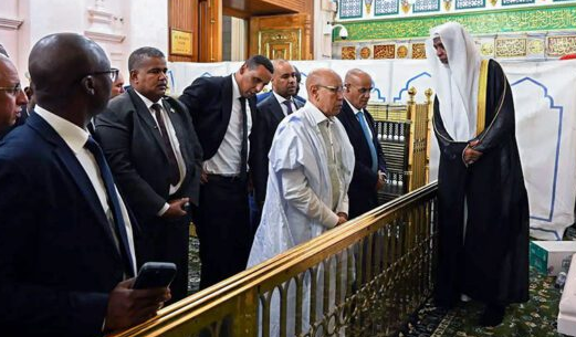 Le Président Ghazouani accomplit la prière dans la Rawdah Sharifah