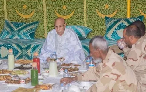 Le Président Ghazouani rompt le jeûne avec les troupes de la base de Lemreiya