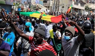 Affrontements au SAffrontements au Sénégal : un policier tué et 5 manifestants blessés énégal : un policier tué et 5 près de manifestants blessés 