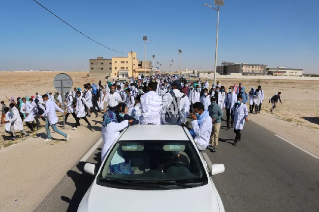 10 photos de l’élan de protestation des étudiants de médecine ce lundi