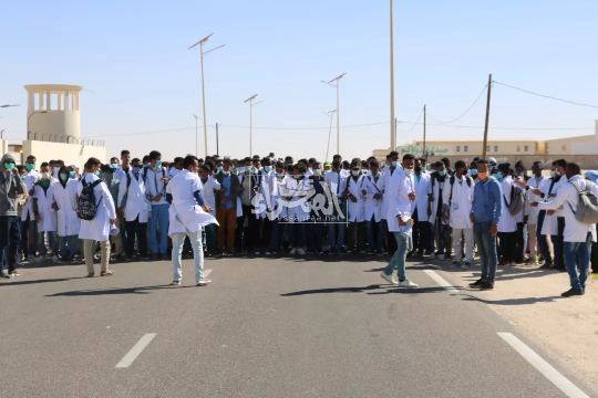 10 photos de l’élan de protestation des étudiants de médecine ce lundi