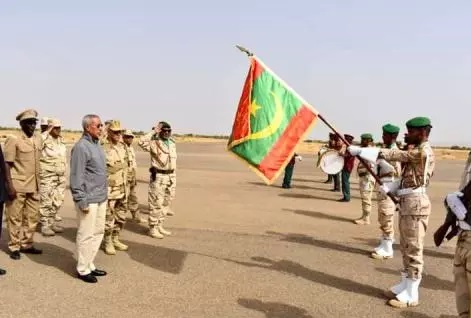 Le ministre de la défense visite les troupes à la frontière Est du pays