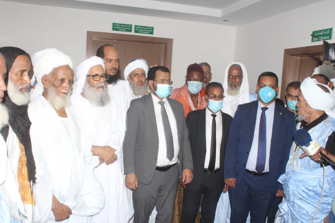 وزير الشؤون الإسلامية مع بعض مسؤولي الهيئة