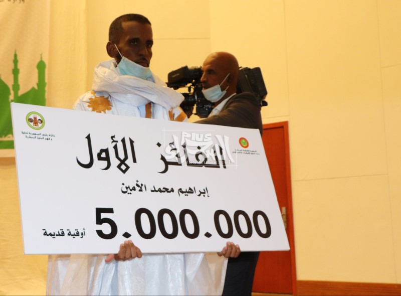 جانب من توزيع جوائز النسخة الأولى- المصدر: (الصحراء)