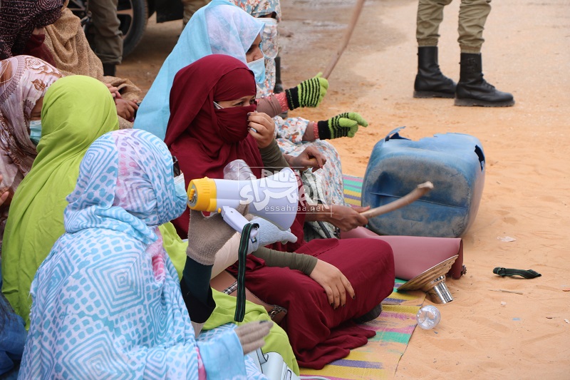 عتصام مقدمي خدمات التعليم أمام وزارة التهذيب ـ (المصدر: الصحراء)
