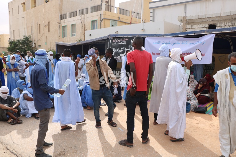 عتصام مقدمي خدمات التعليم أمام وزارة التهذيب ـ (المصدر: الصحراء)