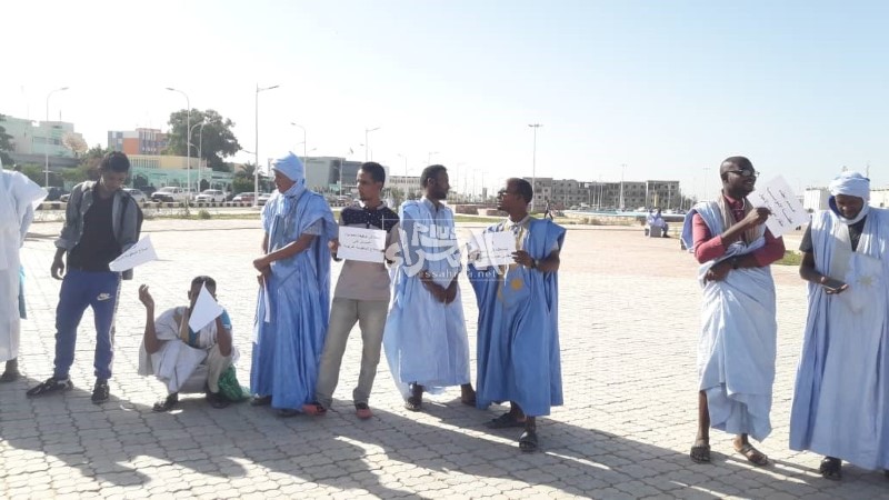 محتجون أمام القصر الرئاسي تزامنا مع اجتماع الحكومة ـ (المصدر: الصحراء)