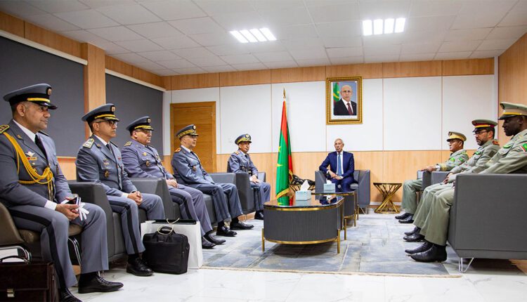 وزير الدفاع يبحث مع وفد عسكري مغربي تعزيز التعاون الدفاعي