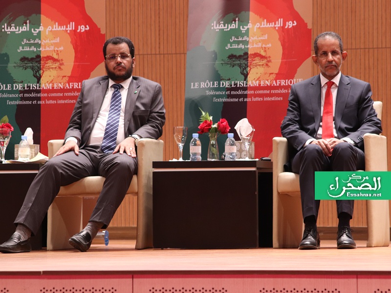 الوزير الأول ووزير الشؤون الإسلامية خلال افتتاح مؤتمر علماء إفريقيا (المصدر: الصحراء)