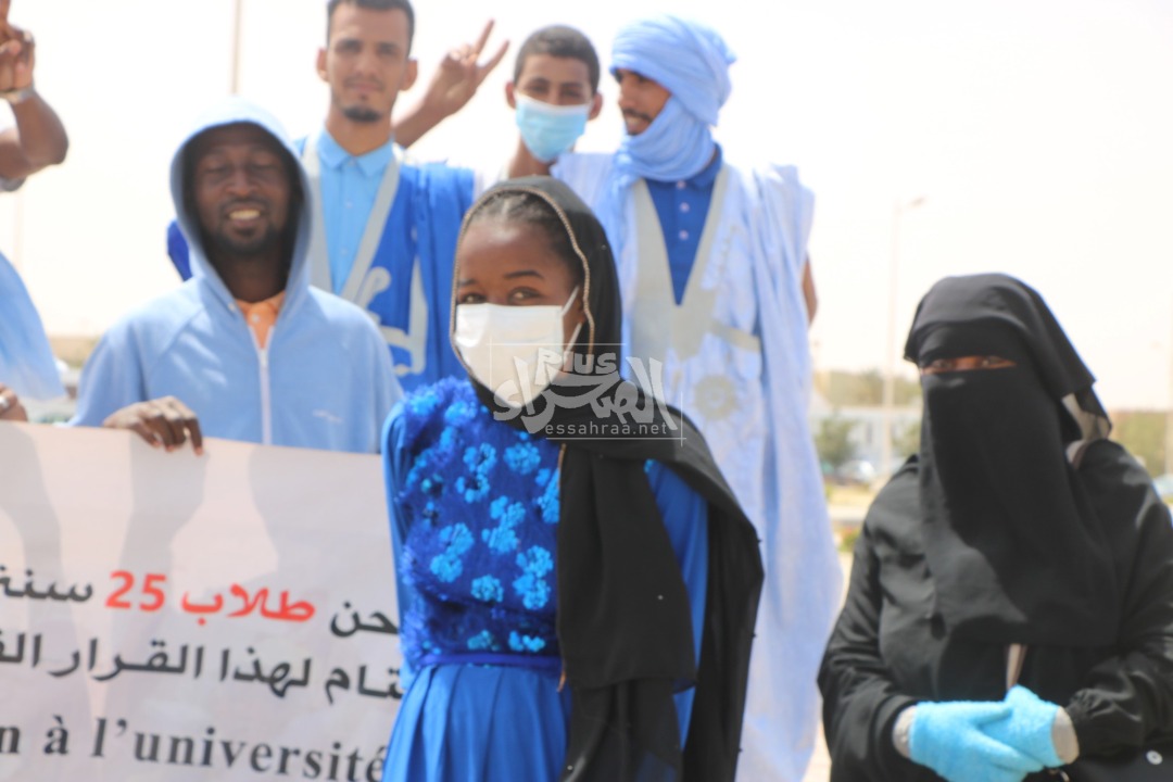 وقفة احتجاجية للطلاب الممنوعين من التسجيل في الجامعة ـ (المصدر: الصحراء)