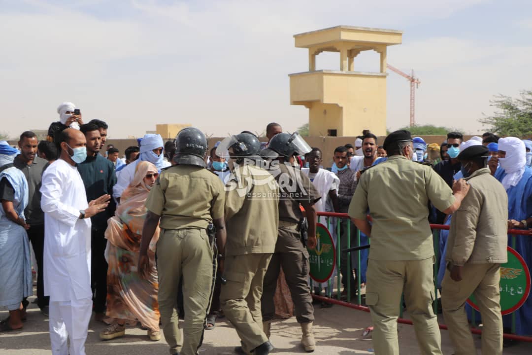 الشرطة تفرق وقفة احتجاجية للتنديد بإهمال الراحل ولد احجور ـ (المصدر: الصحراء)