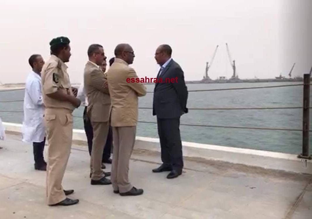 الوفد الوزاري لدى استقباله مجموعة المهاجرين
