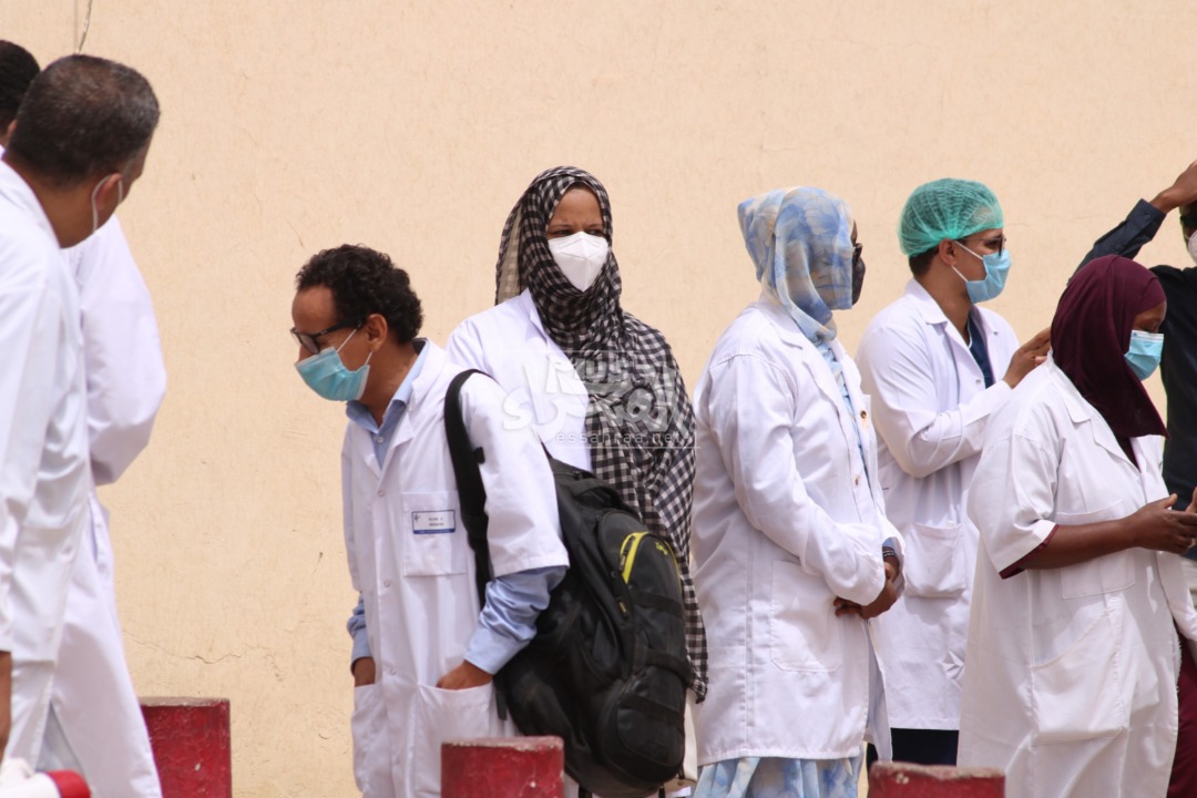 وقفة احتجاجية للأطباء أمام المستشفى الوطني-(المصدر: الصحراء) 