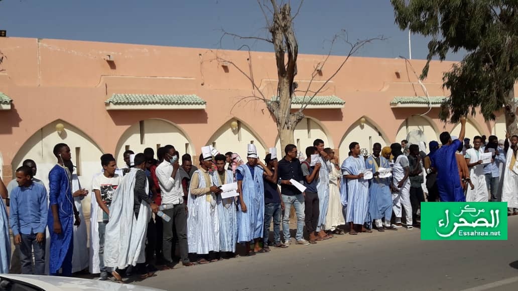 وقفة الطلاب الممنوعين من التسجيل أمام القصر (الصحراء)