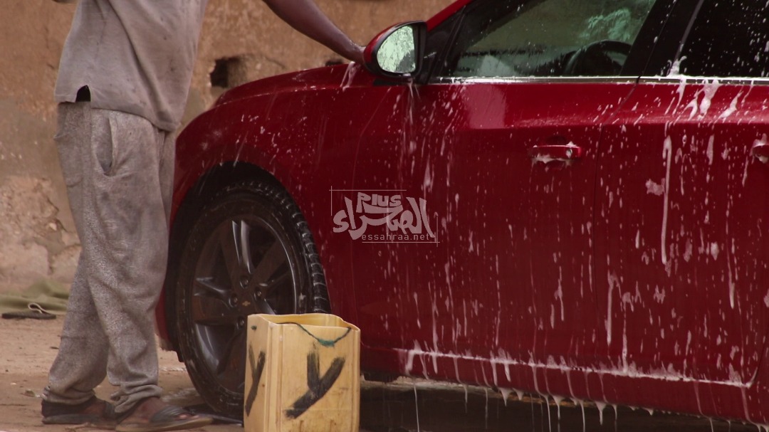 تنظيف السيارات عند "الكنيسة"وسط نواكشوط  ـ (المصدر: الصحراء)
