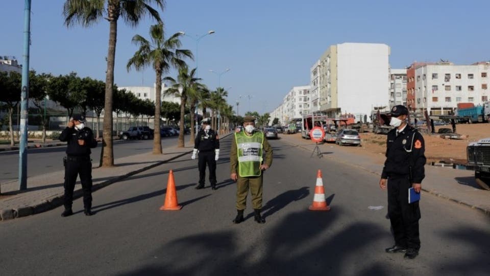 أفراد من الشرطة في إحدى ضواحي مدينة الدار البيضاء في المغرب يوم 25 مارس