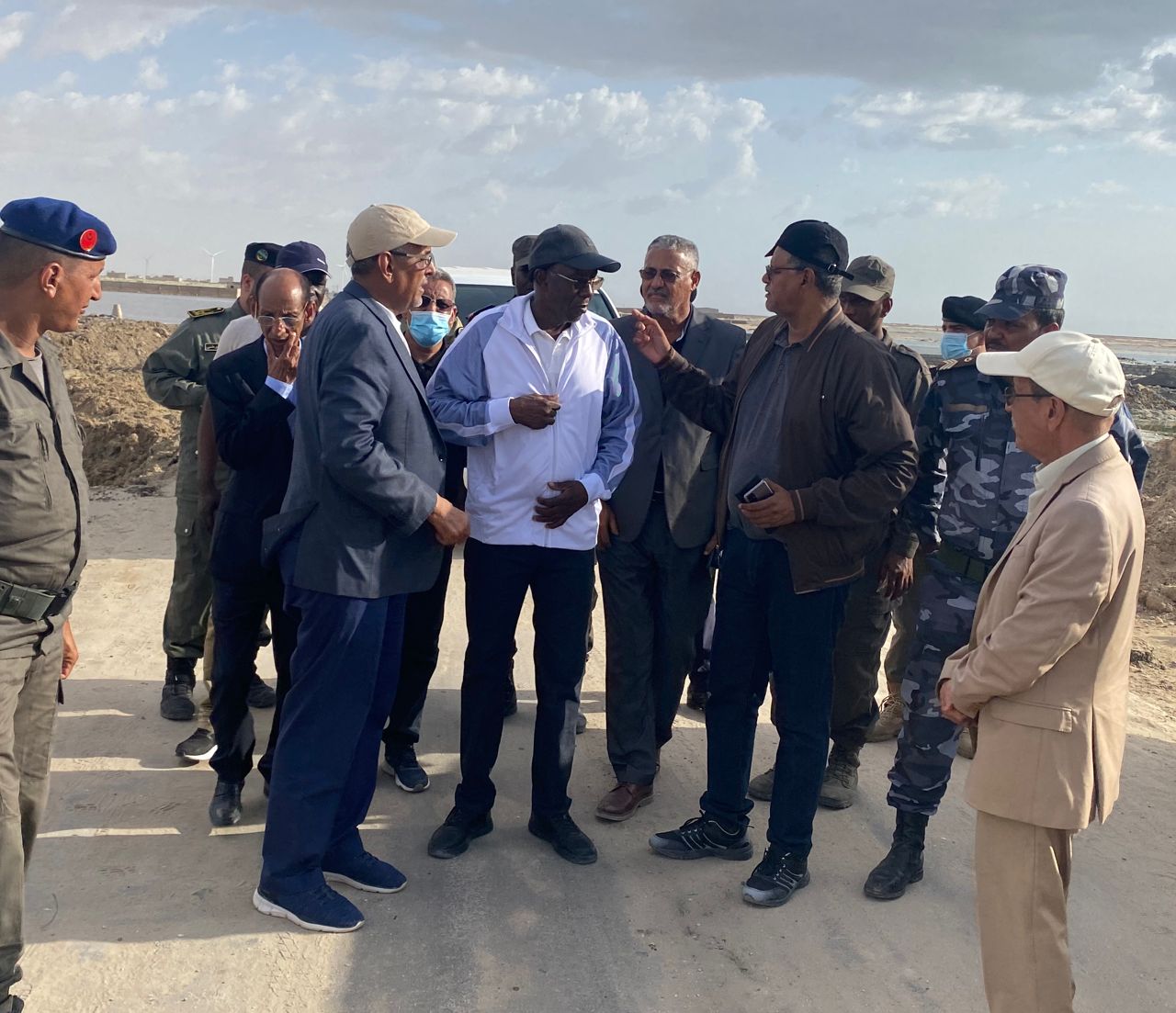 وزير المياه خلال زيارته لبعض أحياء نواكشوط ـ (المصدر: صفحة الوزارة)