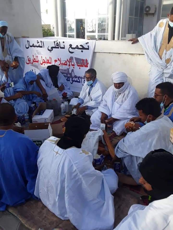 تجمع ناقلي الشمال يطالبون بإصلاح الطريق ـ (المصدر: الإنترنت)