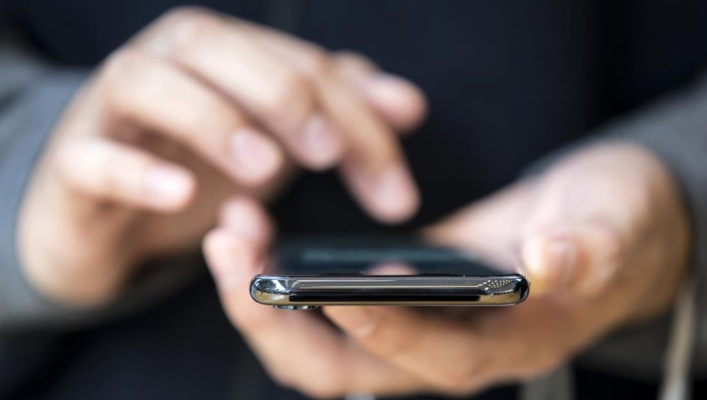 كن حذرا عند استخدام تطبيقات التواصل فعين كاميرا الهاتف تراقبك باستمرار