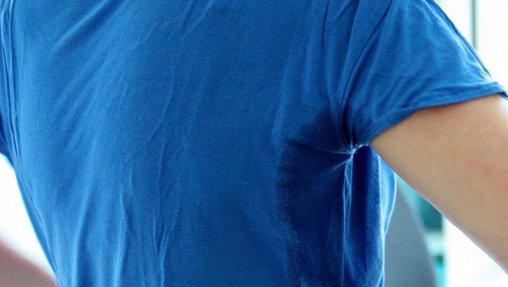 كيف تواجه الطفح الحراري في الصيف؟ قبل ساعة  حجم الخط  طباعة      يمكن مواجهة الطفح الحراري بواسطة مساحيق التلك التي تجفف المواضع المصابة، ولا يجوز استعمال المراهم والكريمات (الألمانية) يمكن مواجهة الطفح الحراري بواسطة مساحيق التلك التي تجفف المواضع المصابة، ولا يجوز استعمال المراهم والكريمات (الألمانية)