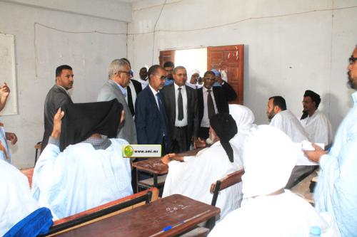 حمودي ولد شيخنا ولد عالي يتجول في فصول المسابقة-(المصدر: وما) 