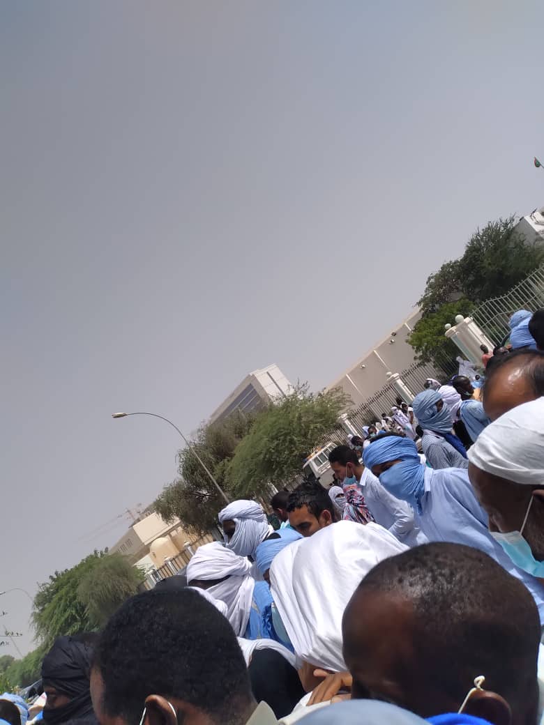 أمام المدرسة الوطنية للإدارة