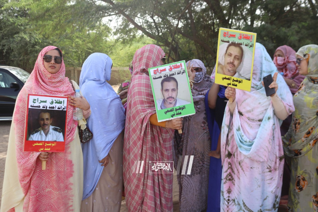 أهالي السجين أحمد حسنه يحتجون أمام الرئاسة ـ (المصدر: الصحراء)