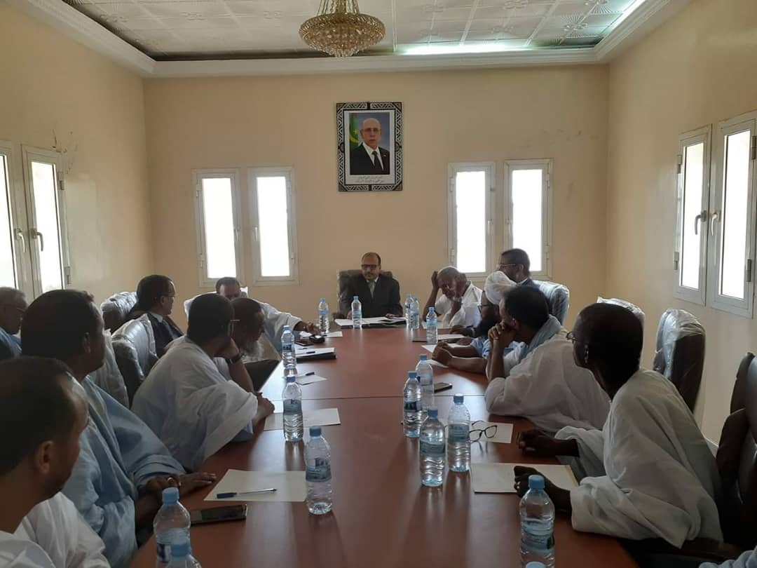 جانب من الاجتماع الذي عقده رئيس الجامعة مع طاقمه - لعيون