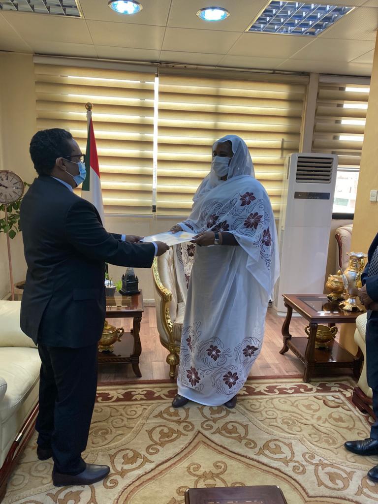 السفير ولد الشيخ القاضي ووزيرة الخارجية بالسودان