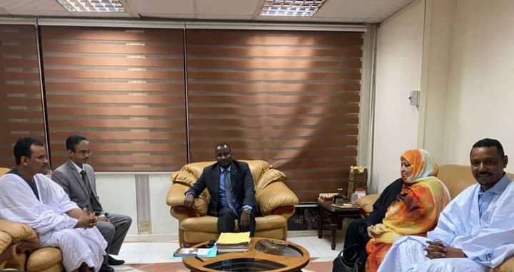 وزير الثقافة لدى استقباله لجنة متابعة ملف اسحاق المختار