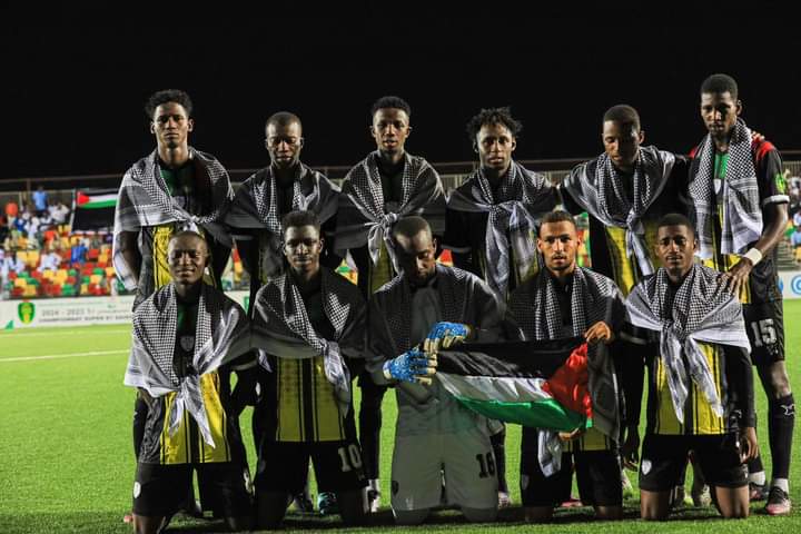 لاعبو تفرغ زينه يظهرون بالكوفية الفلسطينية قبل انطلاق المباراة