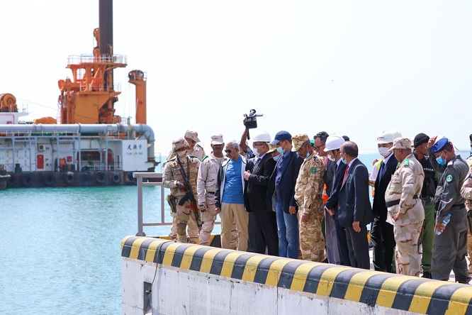 وفد وزاري يتفقد سير الأعمال في ميناء انجاكو ـ (المصدر: موقع الجيش)