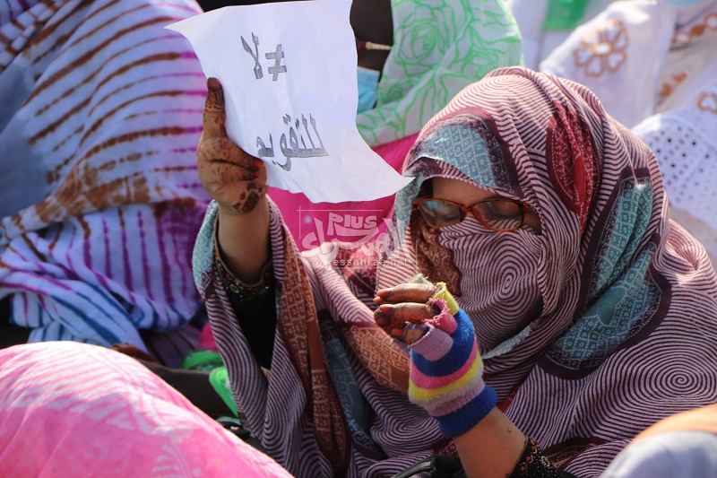 معلمون يحتجون أمام الرئاسة رفضا لتصريح وزير التهذيب ـ (المصدر: الصحراء)