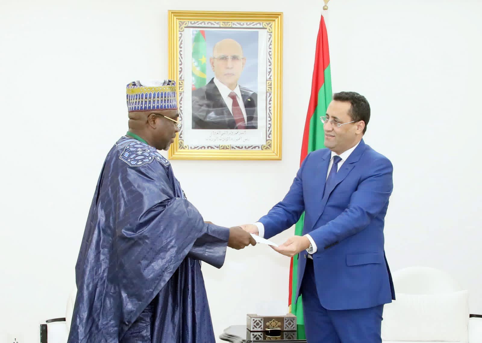 الوزير الأول لدى استقباله الأمين العام للحكومة الغابونية