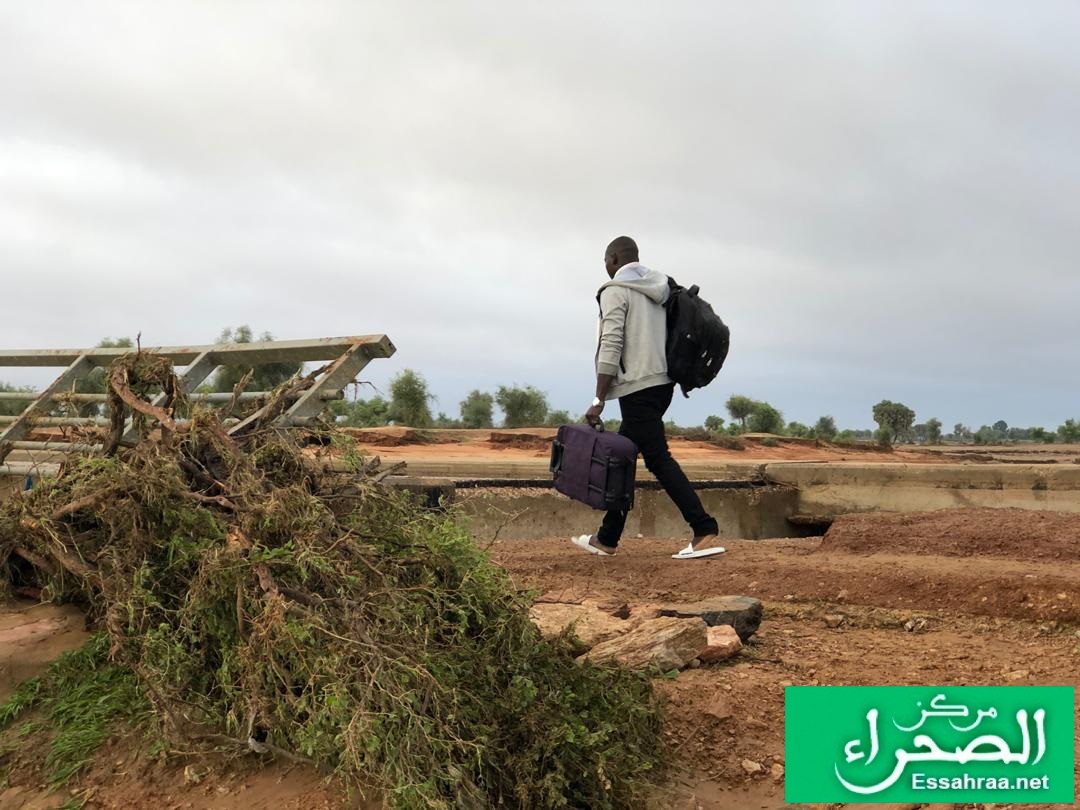 يسير على قدميه في اتجاه المدينة بعد انقطاع الطريق