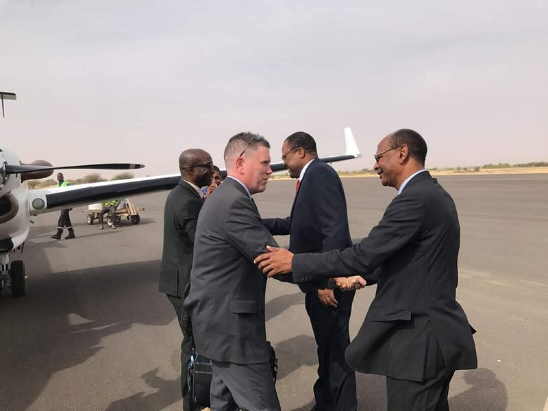 السفير الأميركي لدى وصوله مطار النعمة - (المصدر: السفارة الأميركية)
