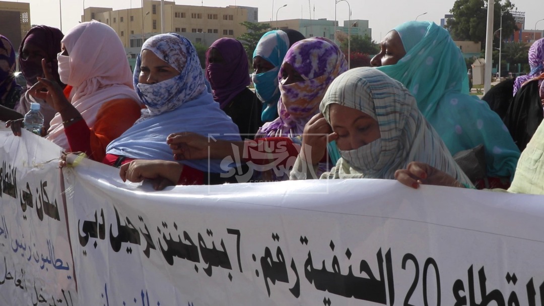 سكان حي "القطاع 20" بدبي يحتجون أمام الرئاسة ـ (المصدر: الصحراء)