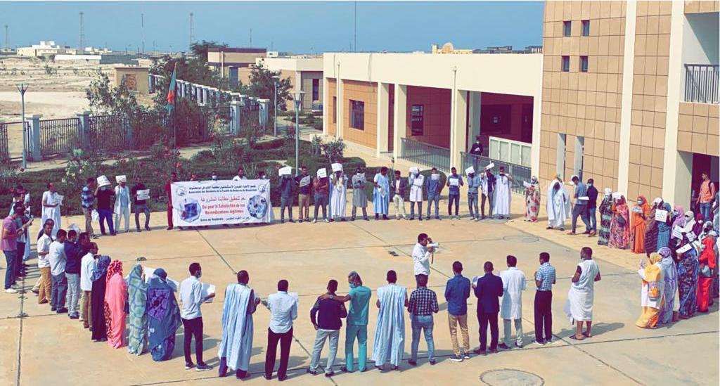 الأطباء المقيمون في كلية الطب يحتجون أمام وزارة الصحة ـ (المصدر: الإنترنت)