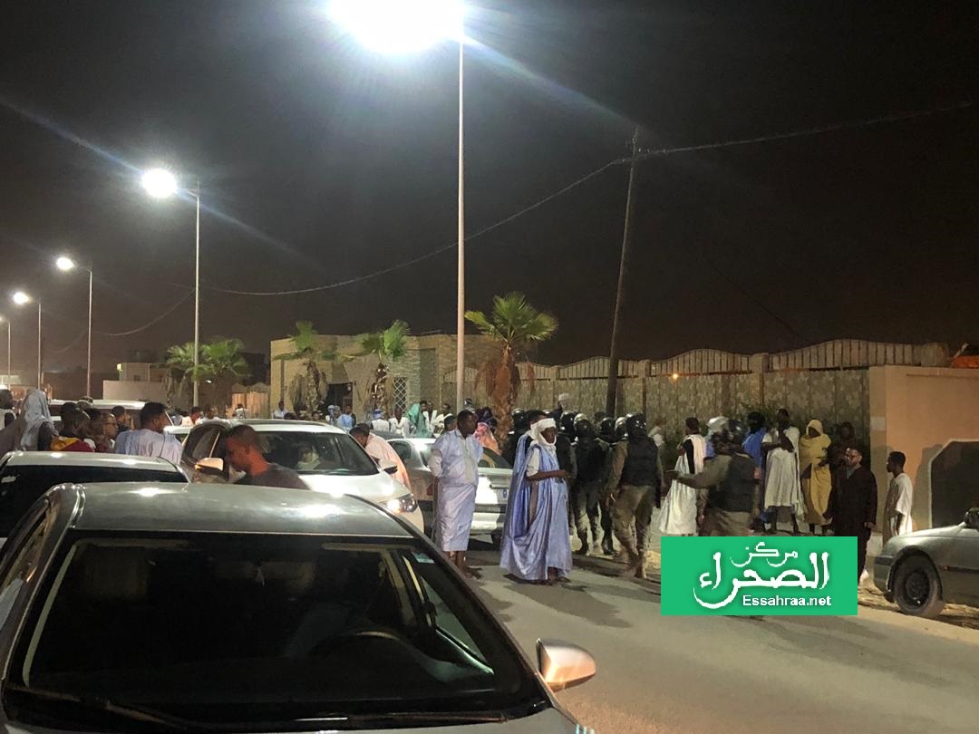 تجمع جماهيري أمام منزل الرئيس السابق محمد ولد عبد العزيز (المصدر: الصحراء)