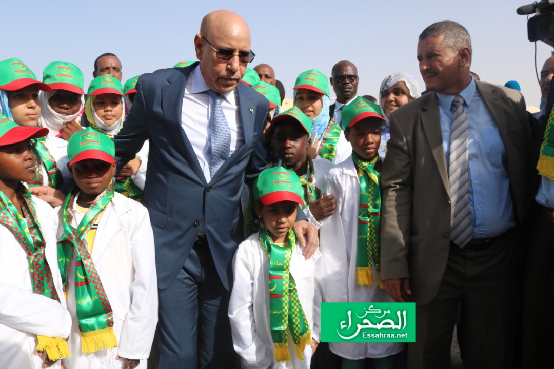 الرئيس الموريتاني مع فرقة النشيد ـ (المصدر: الصحراء)