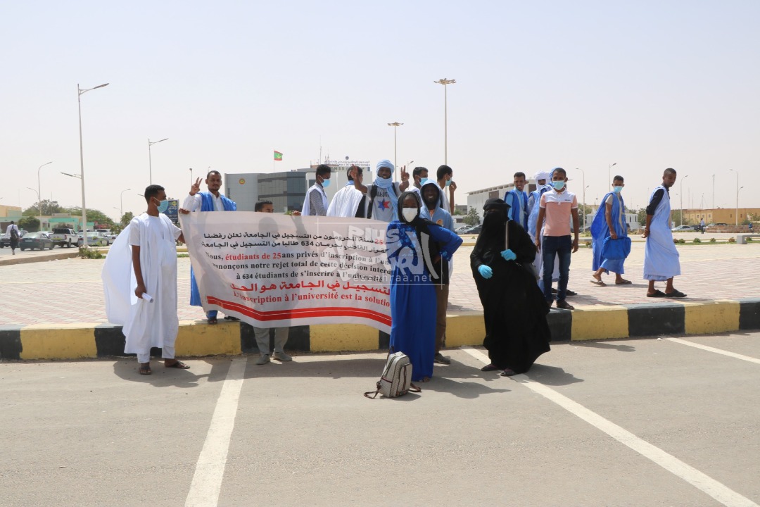 وقفة احتجاجية للطلاب الممنوعين من التسجيل في الجامعة ـ (المصدر: الصحراء)