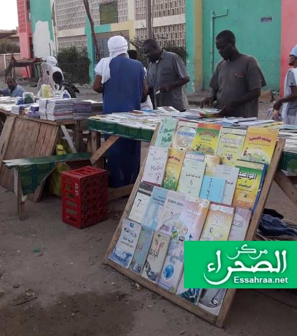 بائعو الكتب وسط نواكشوط  - (المصدر: الصحراء)