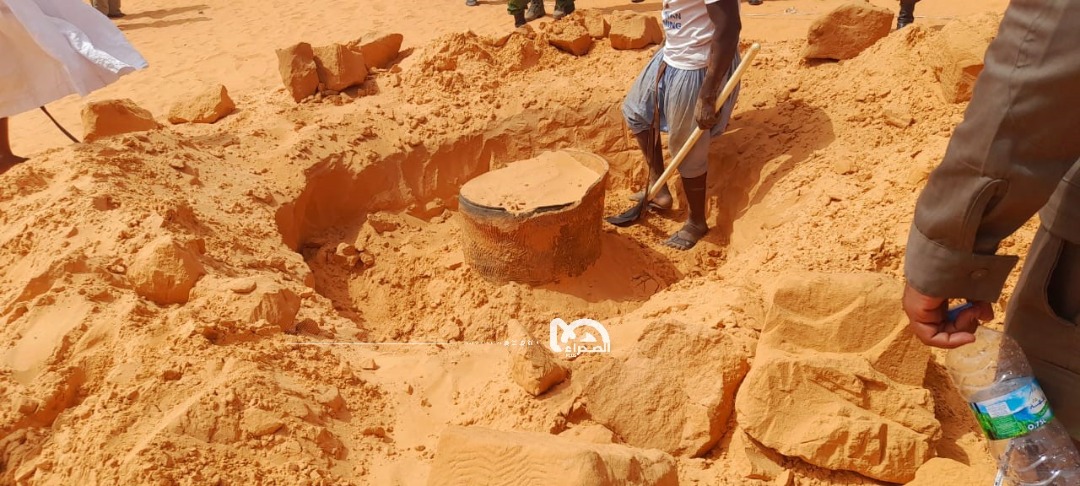 كنز الطينطان بعد إنهاء الحفر عنه قبل قليل ـ (المصدر: الصحراء)